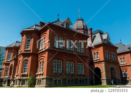 北海道庁旧本庁舎　赤レンガ庁舎　青空に映える札幌観光名所 129703353