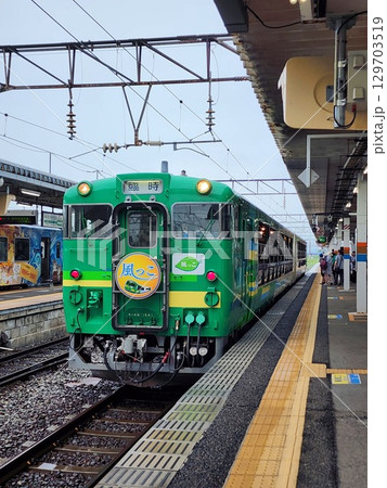 只見線　観光　列車　ホーム　旅　鉄道 129703519