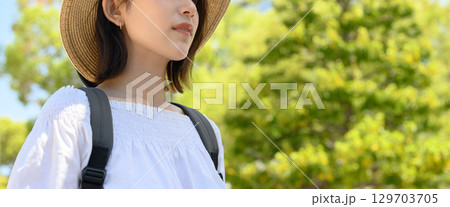 夏に女性が散策をする 129703705