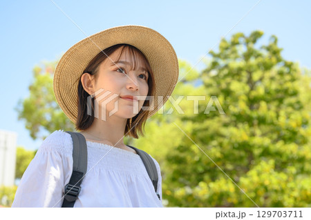 夏に女性が散策をする 夏に女性が散策をする 129703711