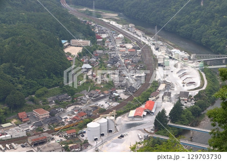 新見市井倉を通過する伯備線115系電車（ワンマン-2両編成） 129703730