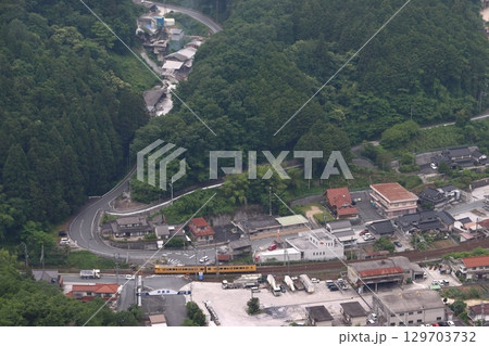 新見市井倉を通過する伯備線115系電車(ワンマン-2両編成) 新見市井倉を通過する伯備線115系電車(ワンマン-2両編成) 129703732