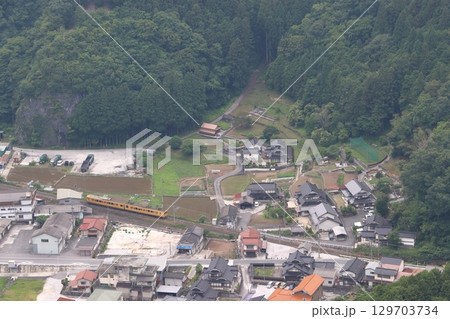 新見市井倉を通過する伯備線115系電車(ワンマン-2両編成) 新見市井倉を通過する伯備線115系電車(ワンマン-2両編成) 129703734