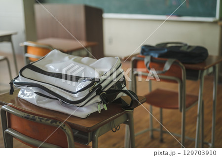 おしゃれなオフィスで働く女性 129703910