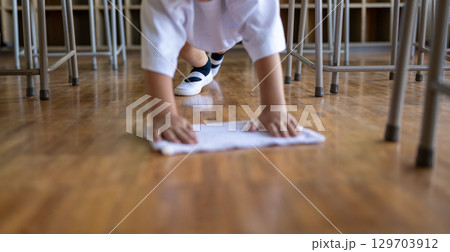 おしゃれなオフィスで働く女性 129703912