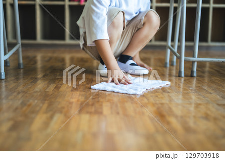 おしゃれなオフィスで働く女性 129703918