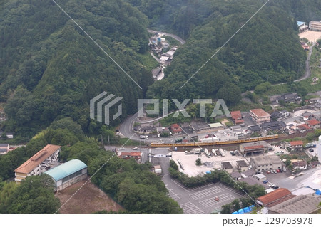 新見市井倉を通過するを通過する伯備線115系電車 129703978
