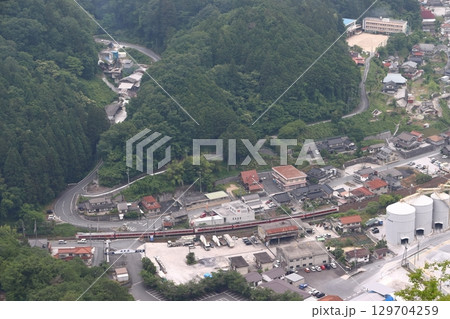 新見市井倉を通過する伯備線特急やくも号（381系電車） 129704259