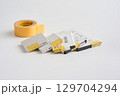 端子にテープを貼ったリチウムイオン電池 129704294