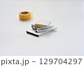 端子にテープを貼ったリチウムイオン電池 129704297