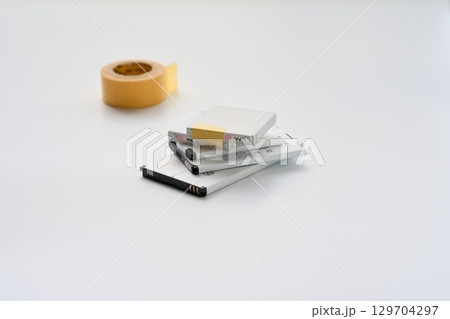 端子にテープを貼ったリチウムイオン電池 端子にテープを貼ったリチウムイオン電池 129704297