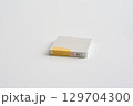 端子にテープを貼ったリチウムイオン電池 129704300