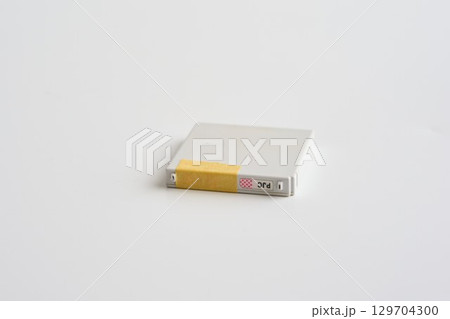端子にテープを貼ったリチウムイオン電池 129704300