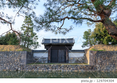 京都の二条城の夕景 南門 (京都府京都市中京区) 京都の二条城の夕景 南門 (京都府京都市中京区) 129704304