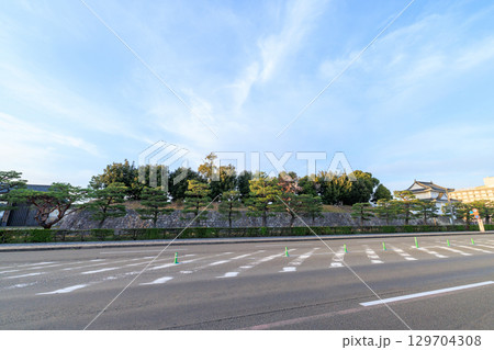 京都の二条城の夕景 東南隅櫓と南門 (京都府京都市中京区) 129704308