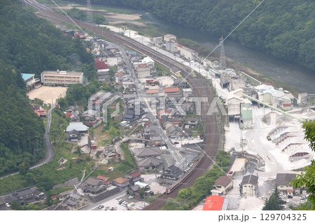 新見市井倉を通過する伯備線特急やくも号（381系パノラマ編成） 129704325