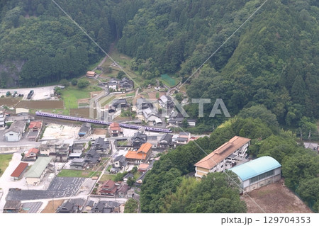 新見市井倉を通過する伯備線特急スーパーやくも色（381系電車） 129704353