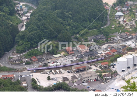 新見市井倉を通過する伯備線特急スーパーやくも色（381系電車） 129704354