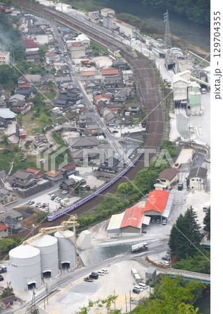 新見市井倉を通過する伯備線特急スーパーやくも色（381系電車） 129704355