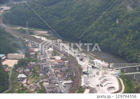 新見市井倉を通過する伯備線特急スーパーやくも色(381系電車) 新見市井倉を通過する伯備線特急スーパーやくも色(381系電車) 129704356