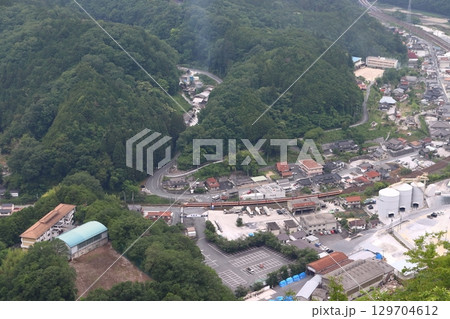 新見市井倉を通過する伯備線特急やくも号(381系国鉄色リバイバル編成) 新見市井倉を通過する伯備線特急やくも号(381系国鉄色リバイバル編成) 129704612