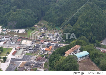 新見市井倉を通過する伯備線特急やくも号（381系国鉄色リバイバル編成） 129704613