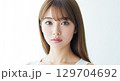 ストレートブラウンヘアの女性モデル 129704692