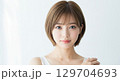ショートヘアの女性モデル 129704693