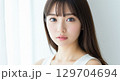 ストレートロングヘアの女性モデル 129704694
