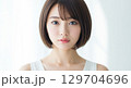 ショートボブの女性モデル 129704696