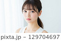振り向く女性モデル 129704697