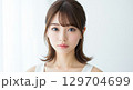 ハーフアップの女性モデル 129704699