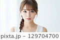 三つ編みの女性モデル 129704700