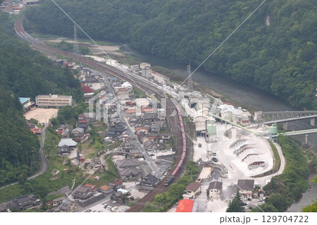 新見市井倉を通過する伯備線貨物列車 129704722