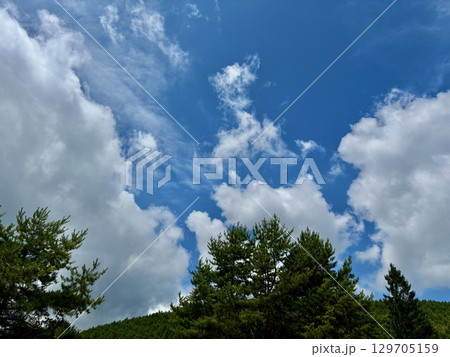 青空と白い雲 129705159