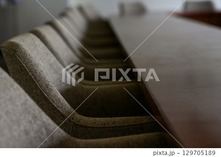 重厚感のある会議室 129705189