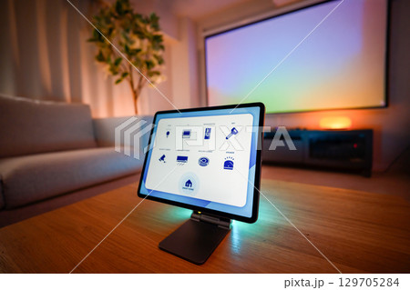 部屋でのワンシーン 129705284