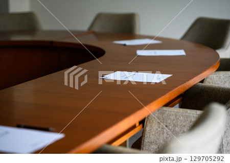 重厚感のある会議室 重厚感のある会議室 129705292