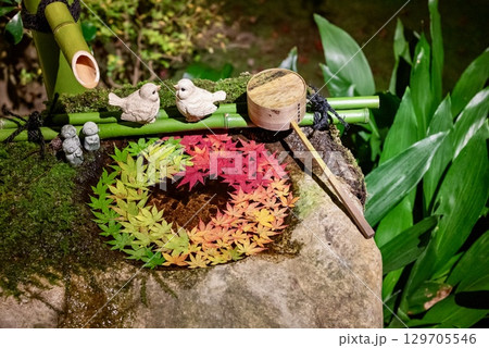 京都の紅葉花手水と竹細工が彩る和の景色 129705546