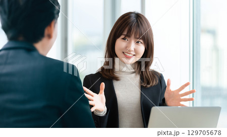 笑顔で対話をする女性・ビジネスウーマン 129705678