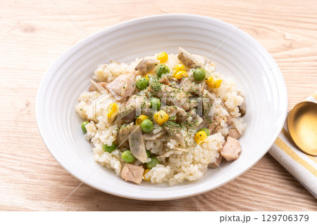 鶏と牛蒡の炊き込みピラフ 鶏と牛蒡の炊き込みピラフ 129706379