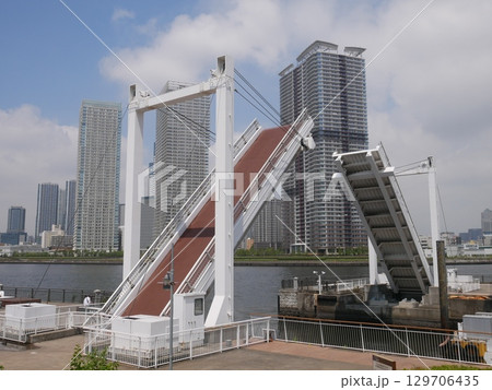 豊洲ららぽーと前のウォーターフロント(跳ね橋) 129706435
