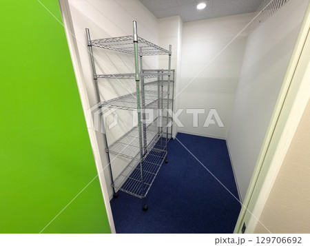 スチールラックの設置された小さい部屋 スチールラックの設置された小さい部屋 129706692