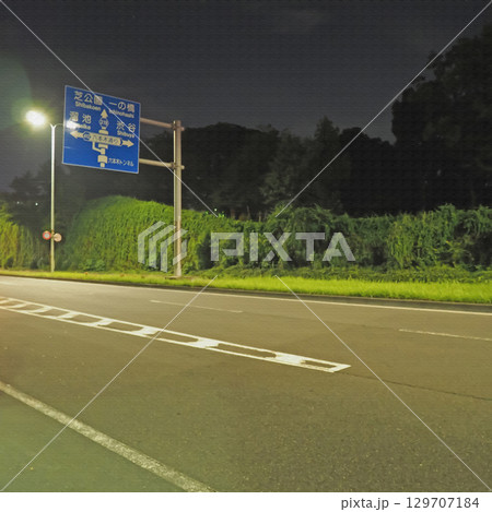 夜の東京の道路風景。環状3号線。イラスト風の写真。 129707184