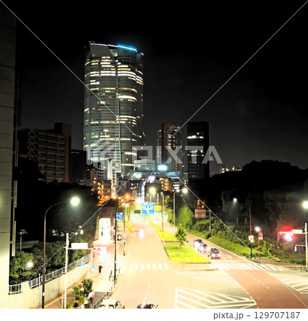 六本木の高層ビルと夜の環状3号線。イラスト風の写真。 129707187