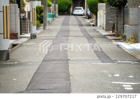 住宅街の道路の補修跡 129707217