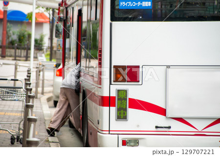 路線バスに乗客が乗り込む様子 129707221