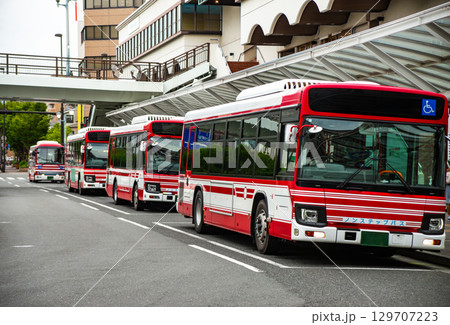 寝屋川市駅東ロータリーに停車中の京阪バス 129707223