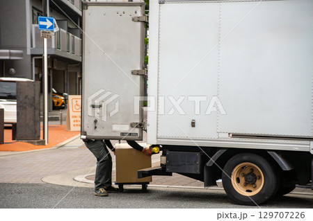 配達作業中のパネルトラック 129707226