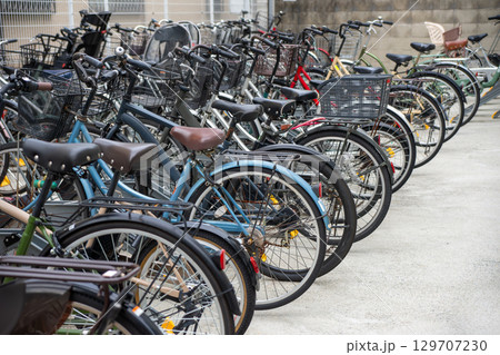駅前駐輪場の自転車 129707230